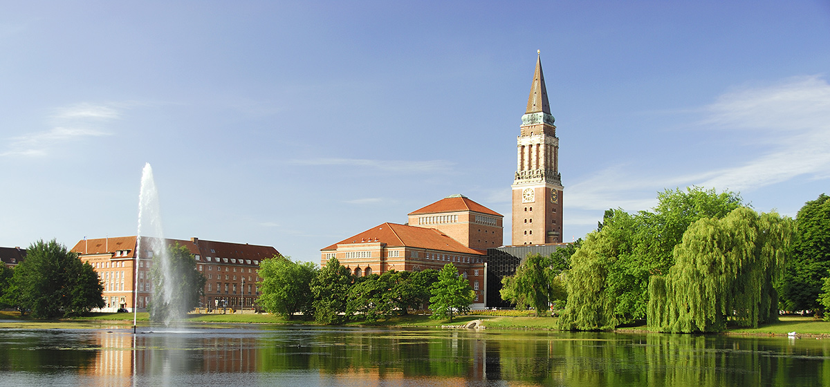 Kleiner Kiel mit Rathausturm